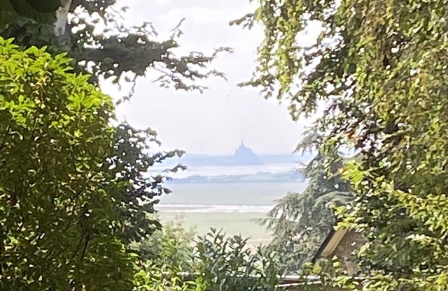 Wooden house with a view of Mont Saint Michel