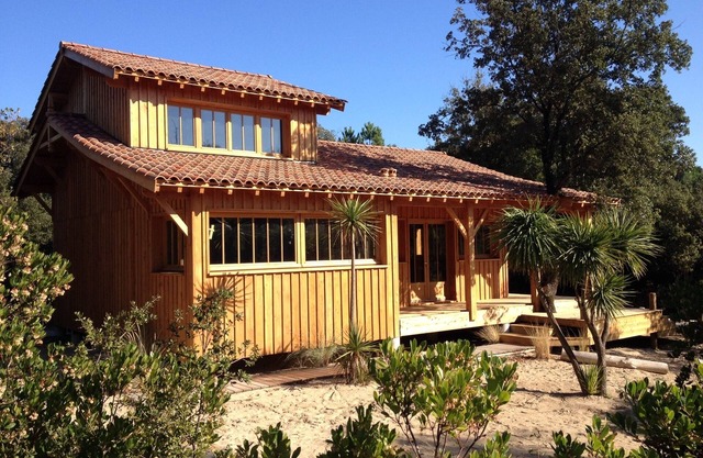 CASA DE MADERA EN LA FRONTERA DEL OCÉANO