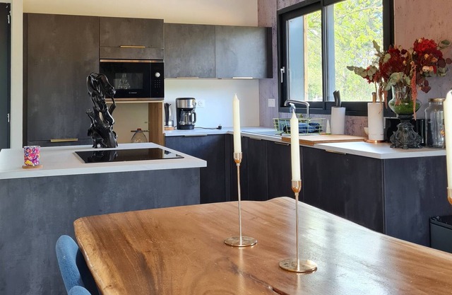 Wooden house with large Nordic whirlpool bath 8 minutes by car from the beach