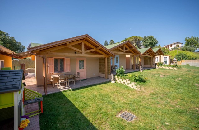 Casita de madera con porche y jardín