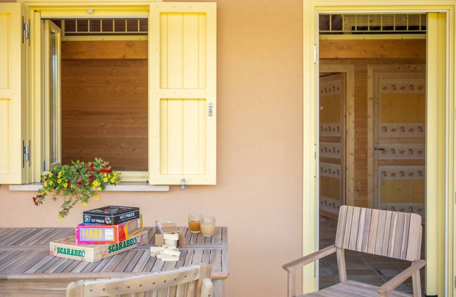 Casita de madera con porche y jardín