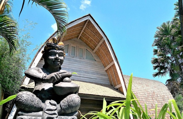 Villa de madera "Lumbung" a corta distancia de la playa de Seminyak, Eat Street y tiendas de moda