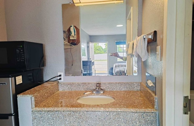 Woodfield Inn & Suites