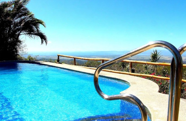 MADERA Y PISCINA CON GRAN VISTA AL MAR