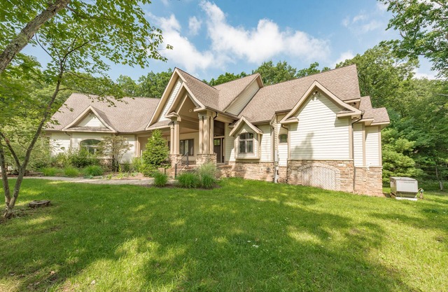 Woodland Chalet: Lake Access, Private Indoor Pool, 2 Hot Tubs!