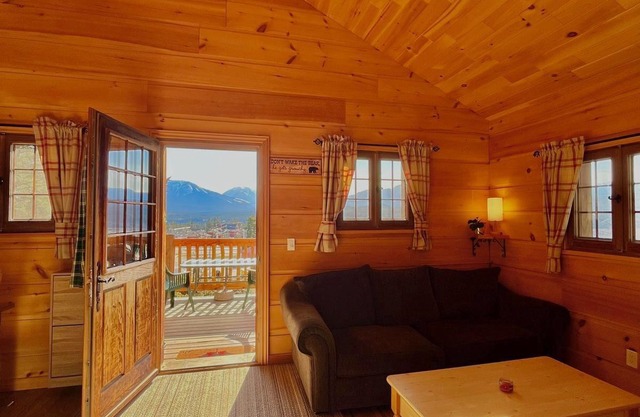 Woodland Comfort in Radium – 2BR Suite in Mountain Lodge
