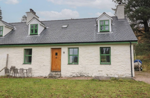WOODLAND COTTAGE, family friendly, country holiday cottage in Arisaig