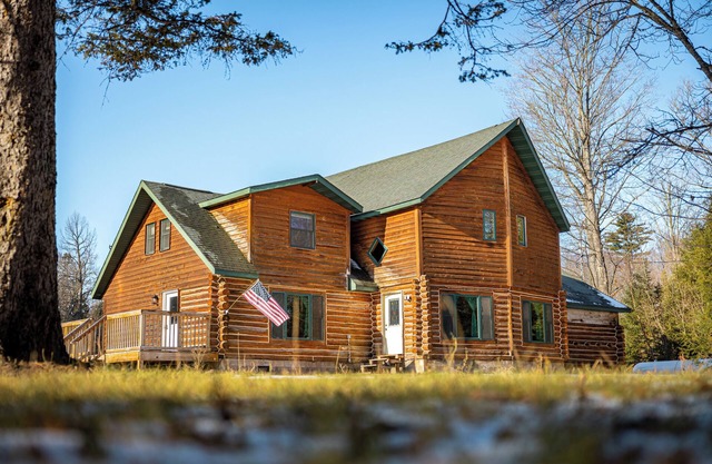 Woodland Haven: Serene Log Retreat with Sauna