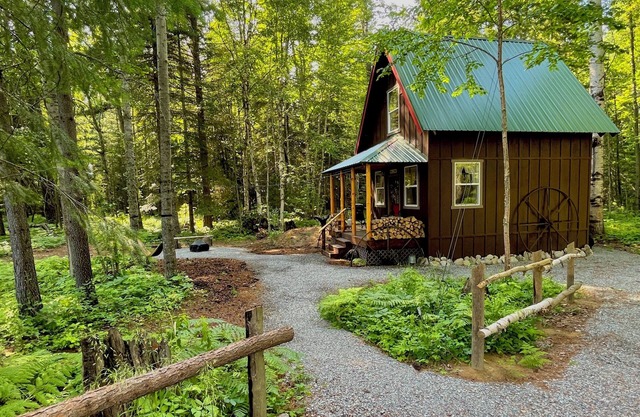 Cozy cabin in the woods located just outside Sandpoint, Idaho. Pet-friendly,