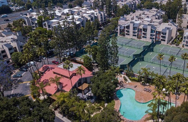 Woodland Hill 2BR Suite with Pool/Gym/Parking