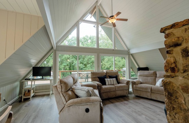 Woodland Retreat is a perfect destination to relax w/ gorgeous lakefront views!!