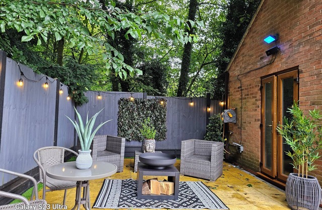 Woodland romantic hideaway - but only 15 mins to city centre!