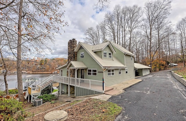 Woodland Water Hideaway by Chatuge Home Concierge Lakefront, firepit, dock, pool table