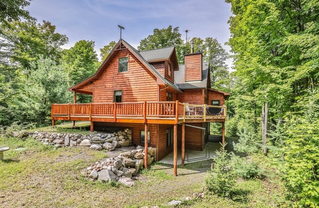 Woodland Wonderland | Spacious cabin-style house in Winchester with lake access