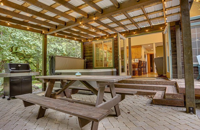 Woodlands Cabin near the Zigzag River, Fireplace, Hot Tub, Dog Friendly