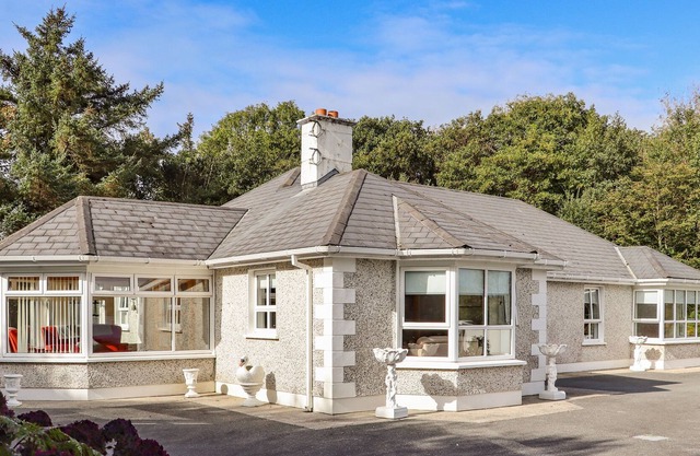 WOODLAWN, family friendly, with open fire in Kilmore, County Wexford