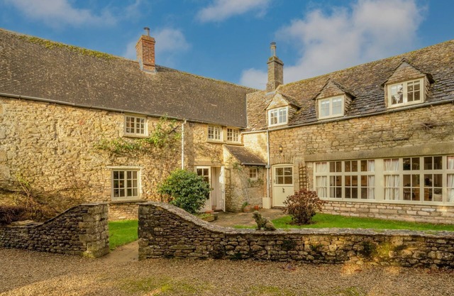 Woodmancote Manor Cottage, near Cirencester - sleeps 6 guests in 3 bedrooms
