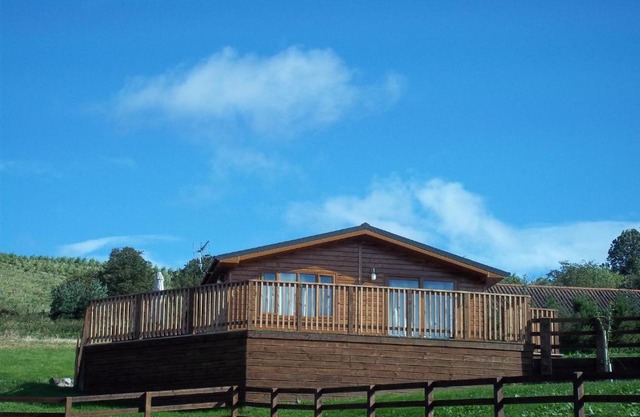 Woodpecker Lodge with Hot Tub near Cupar Fife