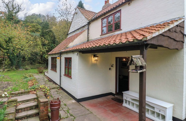 WOODPIT COTTAGE, family friendly, with pool in Watnall