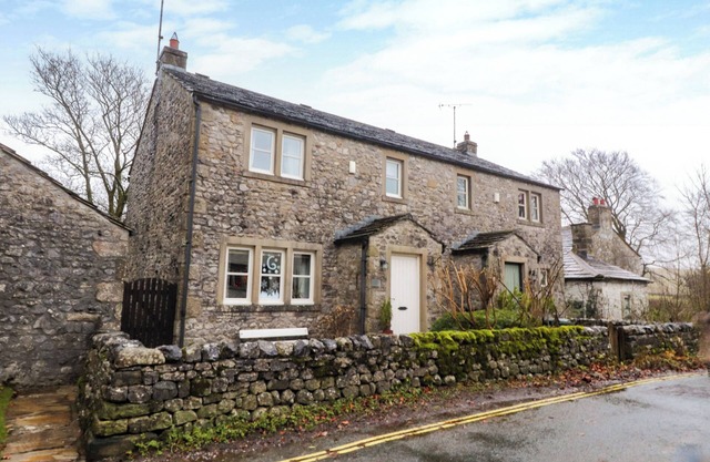 WOODSIDE COTTAGE, pet friendly, luxury holiday cottage in Malham