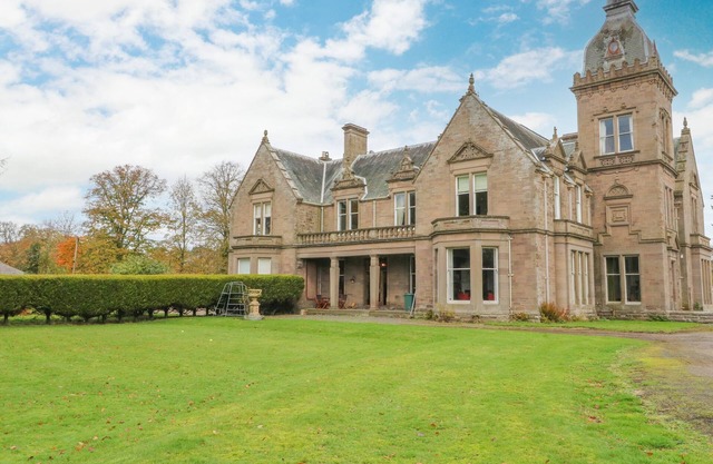 WOODSIDE HOUSE, pet friendly, character holiday cottage in Arbroath