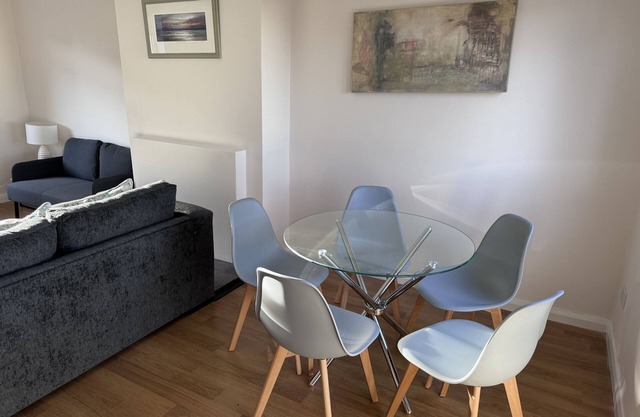 Woodside Road - sleeps 5 guests in 4 bedrooms