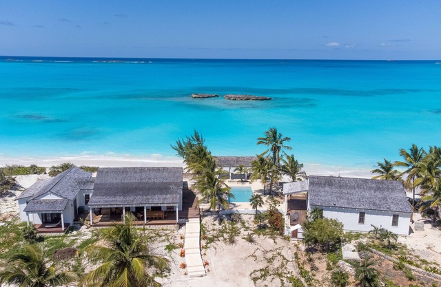 Woodstar Beach House – oceanfront villa with private beach