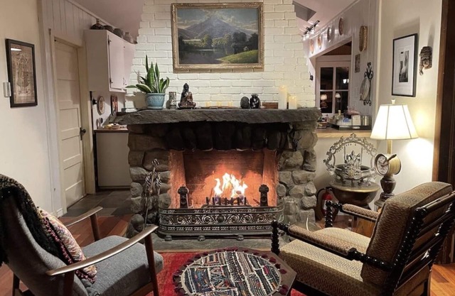 Según lo visto en los cazadores de casas de HGTV y el Times de Nueva York, Woodstock Cedar Cottage + Jacuzzi
