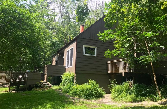 Woodstock aislada casa de mediados de siglo en Byrdcliffe
