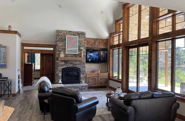 Woodsy and Private- Dream House on a 7 Acre Pond