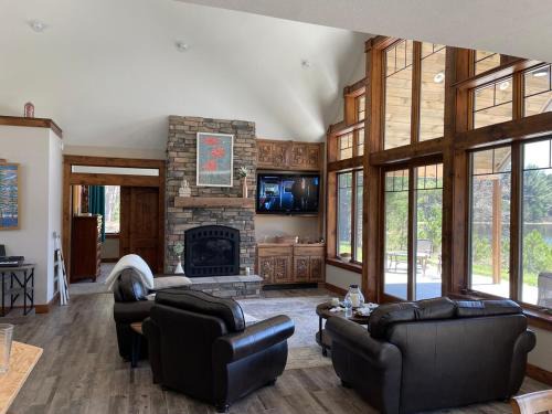 Woodsy and Private- Dream House on a 7 Acre Pond