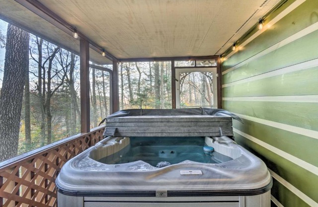 Woodsy Pigeon Forge Hideaway Private Hot Tub