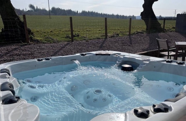 Woodview lodge with 6 seater private Hottub