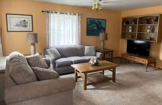 Great Location 2-bedroom apartment in Cooperstown with AC, Pool