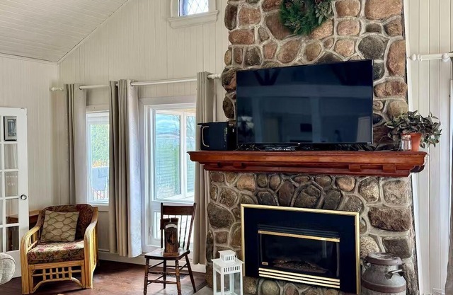 Work from Cottage: bring pets and family to the lake house with premium office