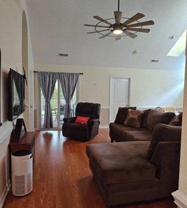 Work Groups Welcome! 3 Bedroom House with screened in porch