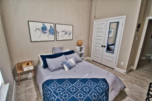 Work ready stay queen bd near DWTN Baylor Scott & White Fast Wi-Fi Free Parking Professionally Managed by Stay Albatross