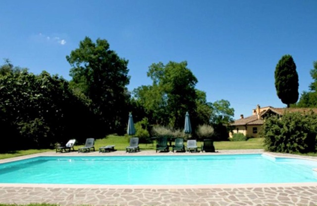Workers land on estate with pool near Pisa and Florence