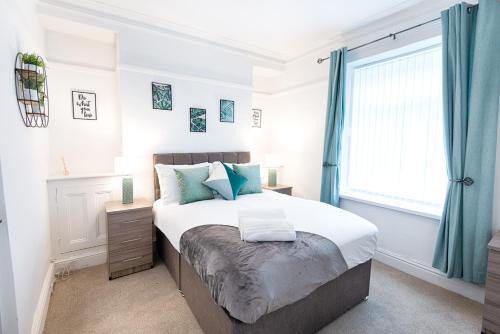 Working in Swansea, 4 Bedrooms, Parking