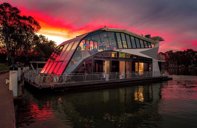World Luxury Award WINNER 6 STAR HOUSEBOAT Mildura 5 KINGS with private ensuites