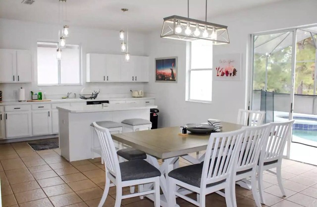 World Showcase Luxury Home, near Disney Disney Theme Parks w/ pool and tub.
