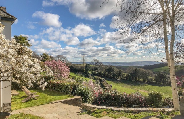 WOTTONSBURY, pet friendly, character holiday cottage in Ilsington