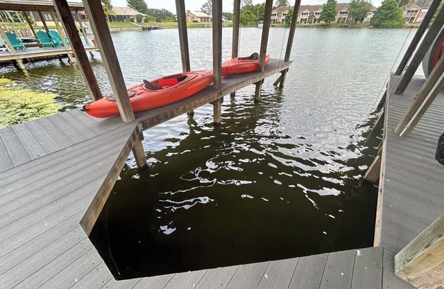 WOW Lakefront 3 bedroom 2.5 bath Pool, Boathouse & Outdoor Shower + 20 2 Disney