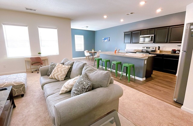 Wow! Newbuilt home with dreamy kitchen. Extended stay.