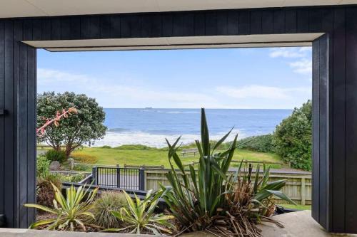 Wow On Wanaka Bay - beachfront living at its best