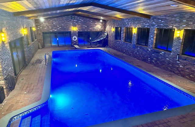 Wow!! Private pool! Farmhouse with hotel amenities that comfortably sleeps 19