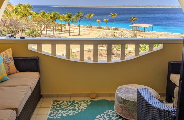 Venta de verano * impresionante Bonaire Oceanfront renovado SandDollar F10 2 Bd 2. 5 b