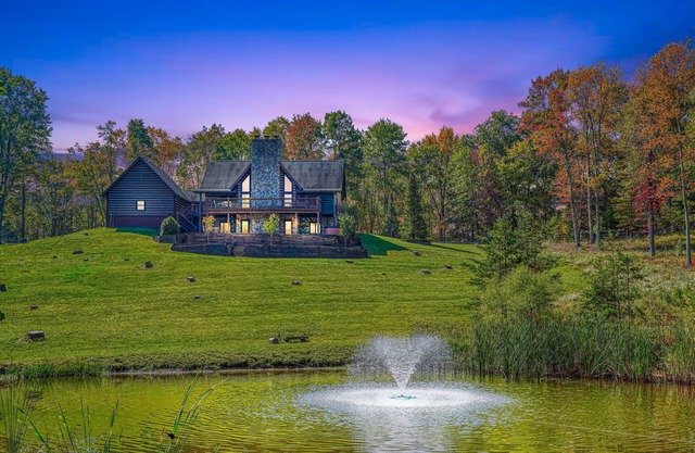 Wow! Timber Ranch Lodge, 43 acres, Sleeps 12, Family and Pet Friendly!