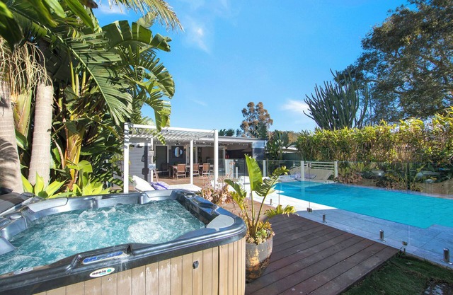 Woy Woy Staycation - Heated Pool & Spa & Wood Fire Pizza & Pool Table & Games