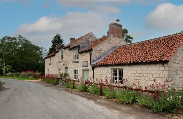 Wrays Cottage - sleeping 8 guests in 4 bedrooms